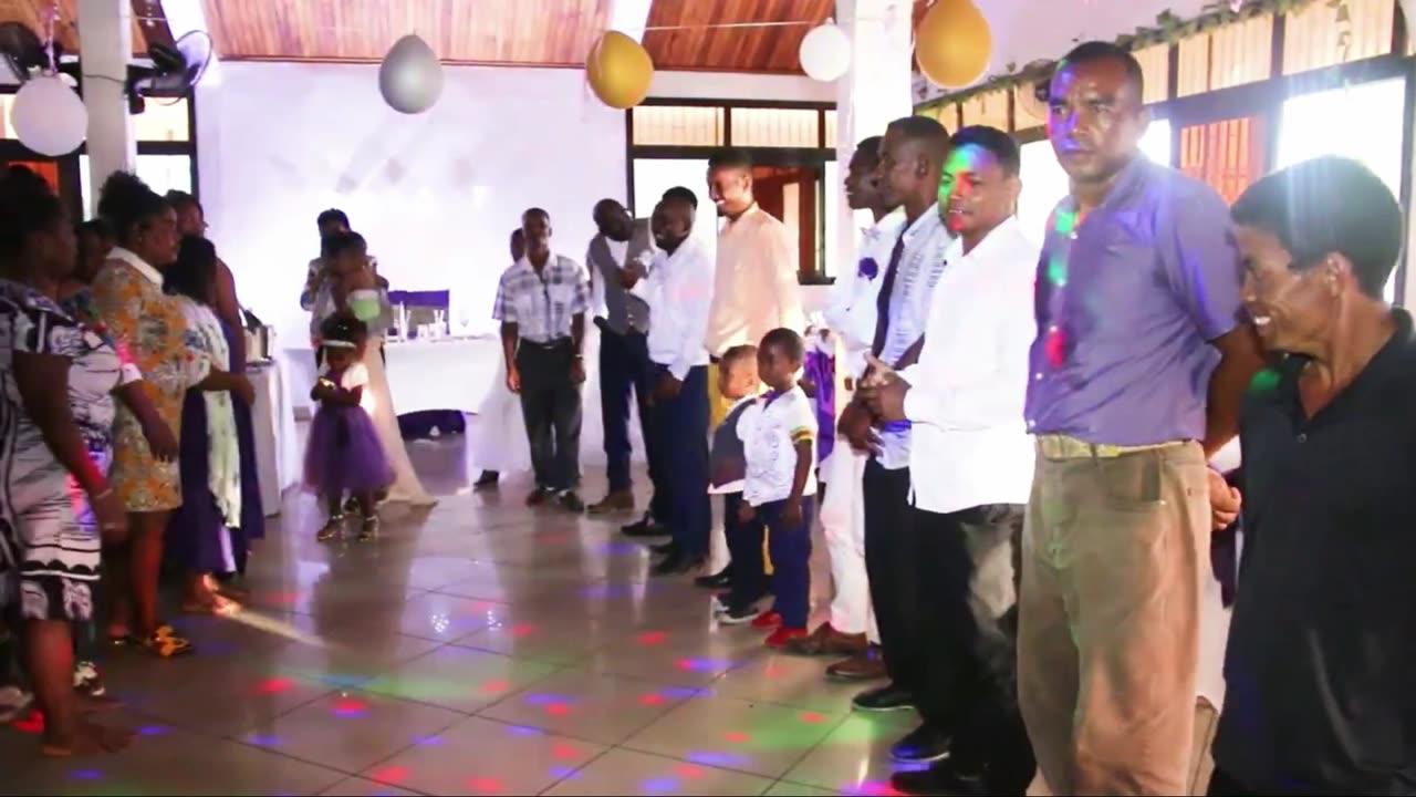 Moment de danse et de joie au mariage de Dinis Carlos et Sarobidy Fabiola