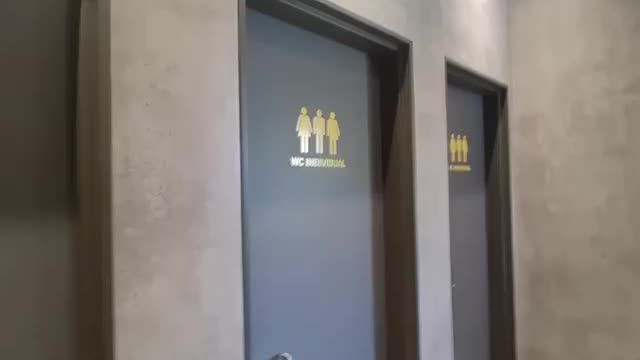 Em Bauru tem banheiro comunitario, entra HOMEM ENTRA MULHER, ENTRA QUEM QUISER !!!