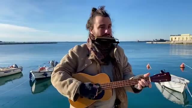 Montagne innevate in riva al mare - Il cielo in una stanza live sul molo di Trieste - Ukulele cover