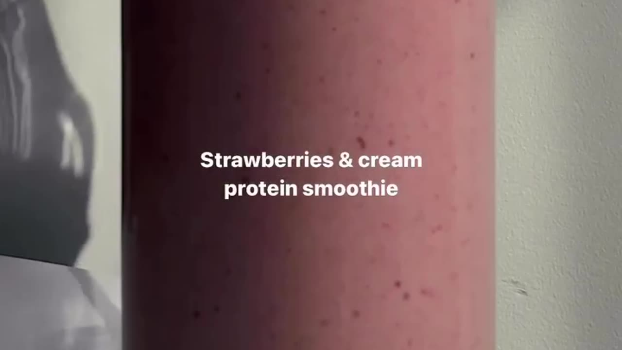 Strawberries & Cream Smoothie by @mariannas_pantry