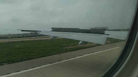 Rough landing of Emirates Boeing 777 at Karachi Airport, Pakistan