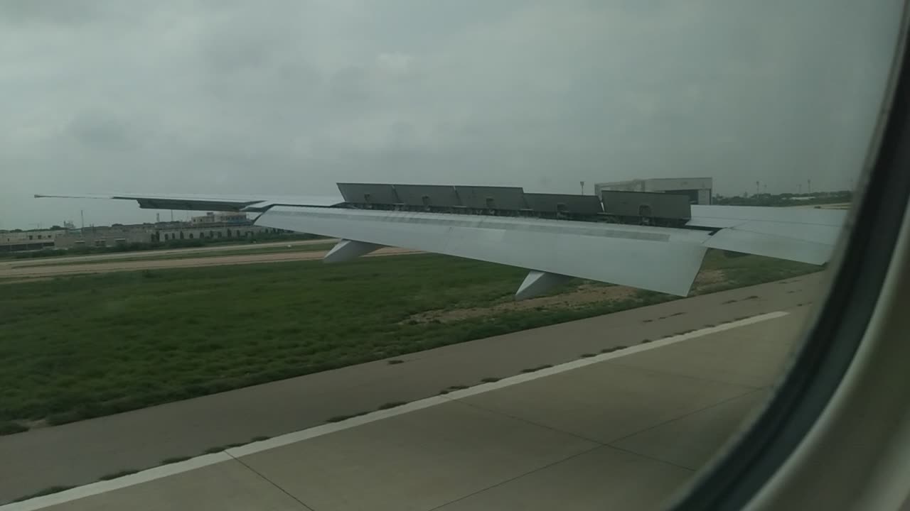Rough landing of Emirates Boeing 777 at Karachi Airport, Pakistan