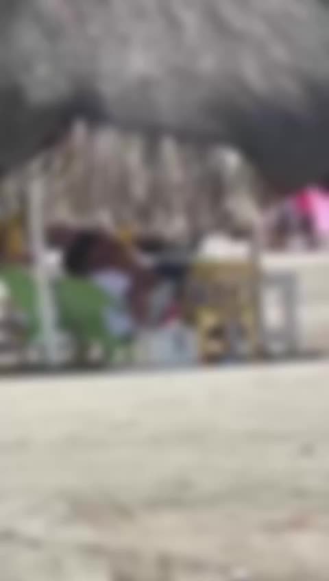 Escándalo en La Boquilla tras la candente escena de dos bañistas