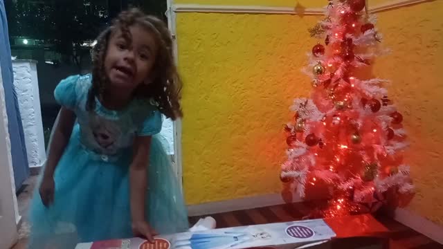 Chegada do Papai Noel, presentes e brincando na piscina.