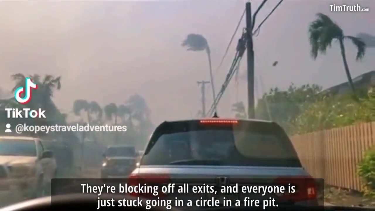 Video shows police blocking off roads to TRAP Lahaina residents during Maui Fires!