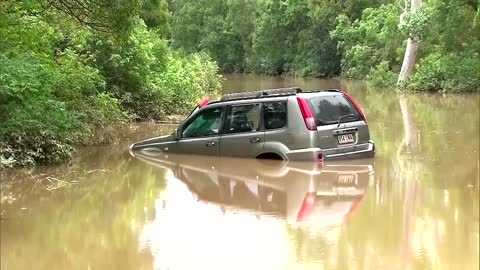 Australia flood sees one dead and ten missing