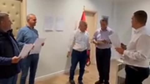 Meta bën ushtrime dhe jep porosi, të tjerët mbajnë shënime