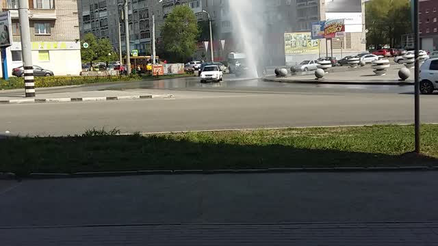 Damaged Pipeline Becomes Water Fountain in Middle of Street