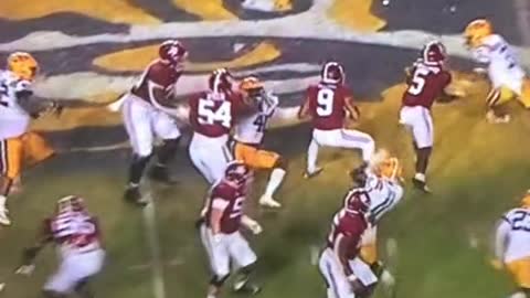 craziest play you’ll see in the Alabama LSU game with Bryce Young scramble touchdown