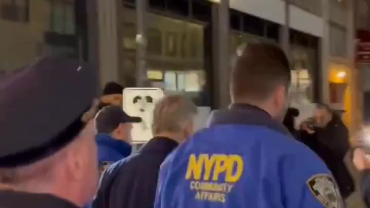 ALEC BALDWIN IS CALLED A “ZIONIST” BY PRO-PALESTINE PROTESTERS FOLLOWING HIM IN NYC