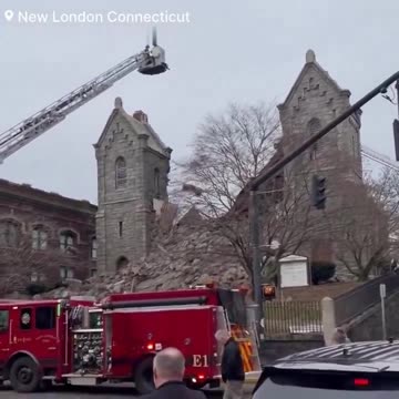 🚨#BREAKING: The Engaging Heaven Church steeple in New London, CT, has collapsed into the building