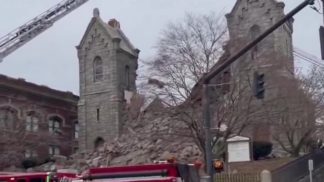 🚨#BREAKING: The Engaging Heaven Church steeple in New London, CT, has collapsed into the building