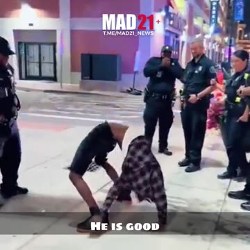 Dude shows off his incredible flexibility. 😳 👏🏻