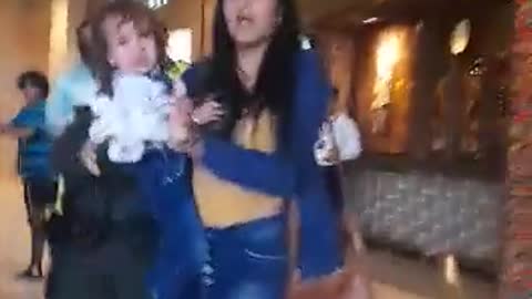 Video: mujer esposada con bebé en brazos causa indignación nacional