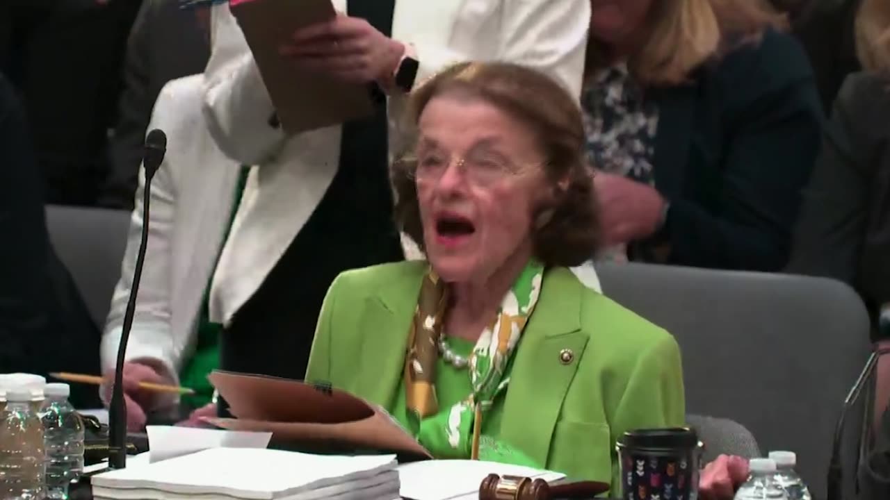 Sen. Feinstein appears confused during Senate hearing, starts giving speech during roll call vote