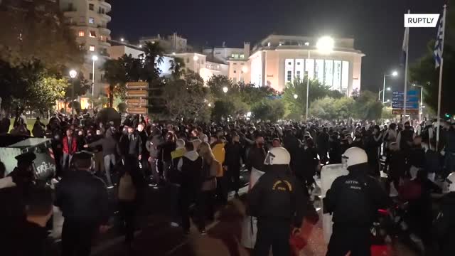 Greek police crash with anti lockdown protestators in Thesaloniki