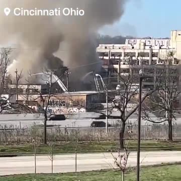 🚨BREAKING: Multiple firefighters are battling a massive six alarm fire Cincinnati | Ohio