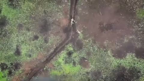 Il Soldato russo respinge attacchi di droni ucraini a mani nude