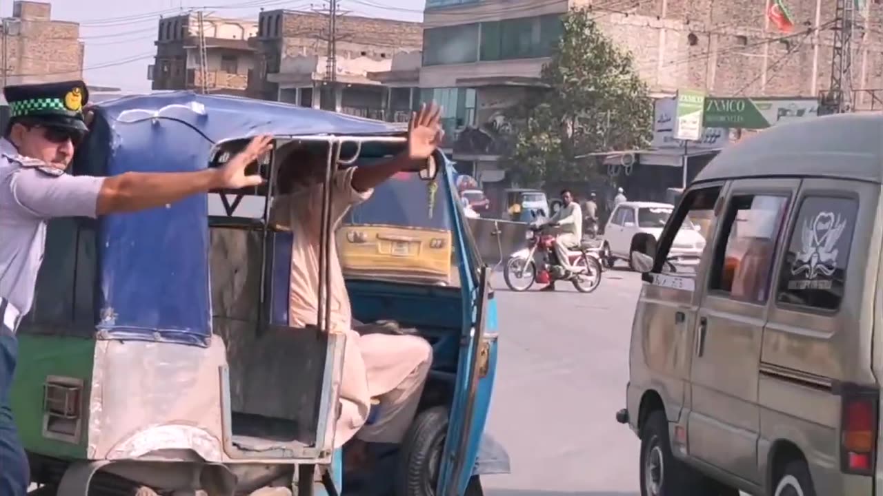 City Traffic Police Peshawar helps poor drivers