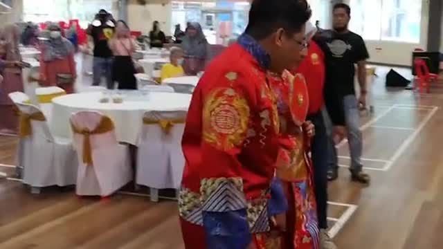 M'sia Muslim couple celebrates Chinese roots with lion dance & traditional clothing at wedding