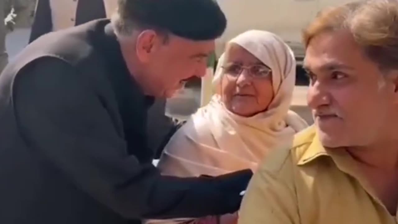 Old Lady Expression Of Love For Sheikh Rasheed #shortsfeed #shortsvideo #viralvideo #sheikhrasheed