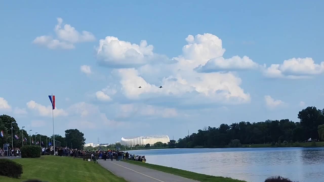 Um par de MiG-21bis sobrevoou a 32ª celebração anual da criação das Forças Armadas da Croácia