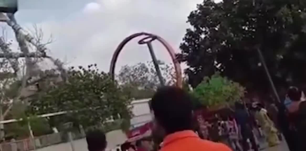 Indian amusement park "pendulum" suddenly breaks, and tourists are smashed to the ground.