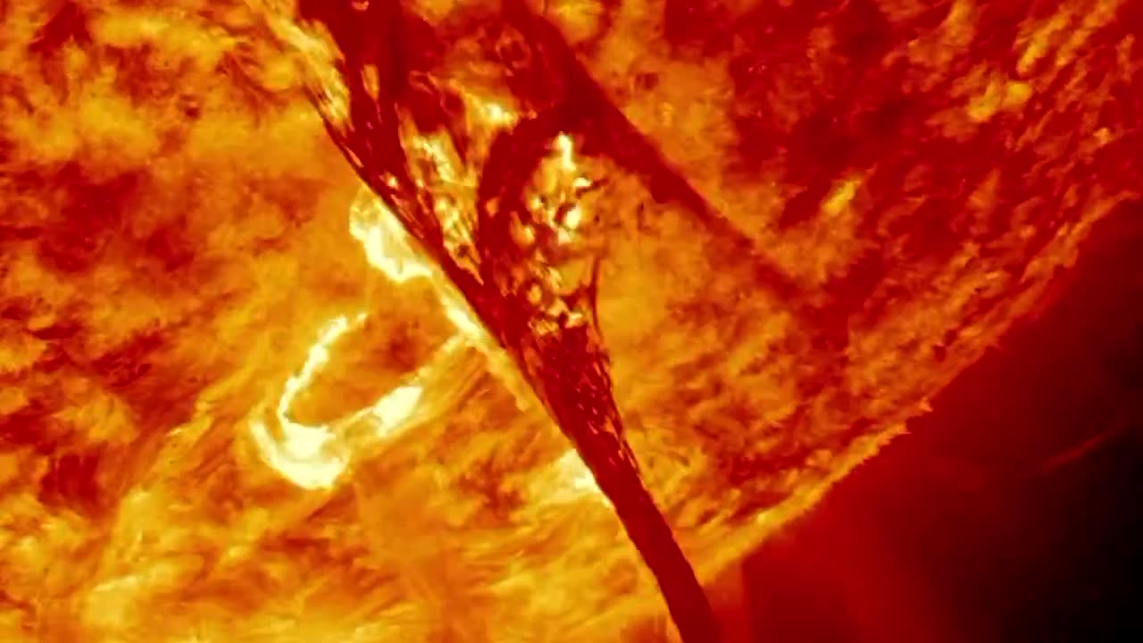THE SHIELD : EARTH'S MAGNETIC FIELD