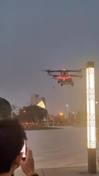 広州のショッピングモールの外に車が着陸しています