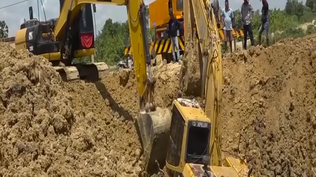 Unexpected Excavator Sink Deep Mud Amazing Getting Stuck In Pull Out Truck Crane Caterpillar 320D