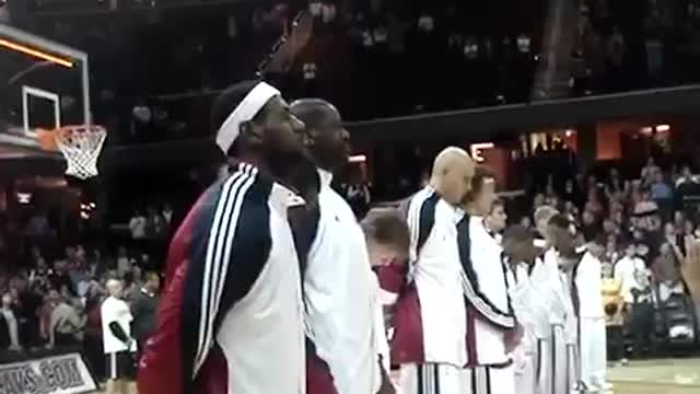 Lebron James lancia le corna del diavolo,Illuminati Triangolo e 666 alla fine dell'inno nazionale USA DOCUMENTARIO morirete tutti nei vostri peccati che non vi saranno MAI RIMESSI e finirete nello stagno di fuoco e di zolfo