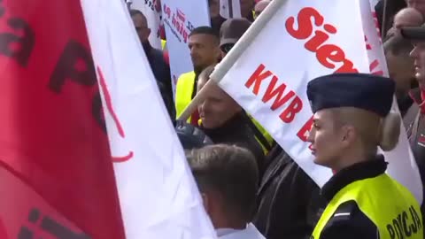 Miners protest against high energy prices, set coal on fire in Warsaw