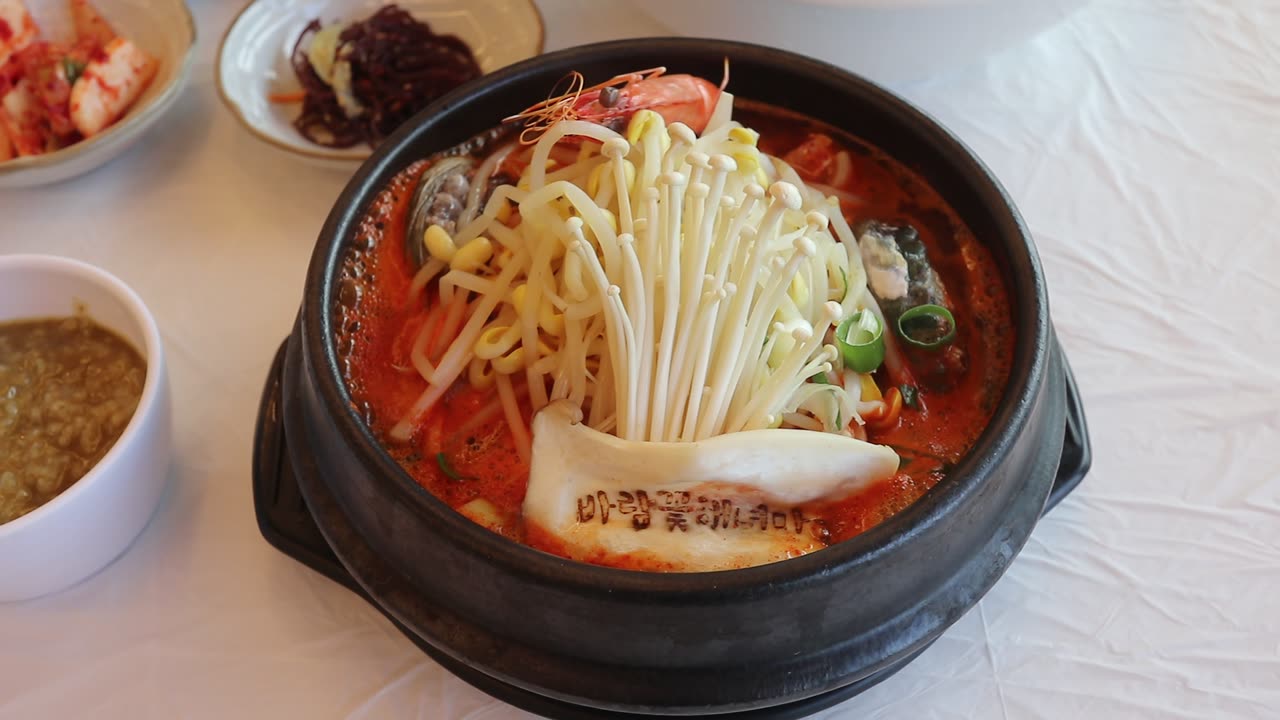 Korean table setting, Ttukppaegi seafood stew