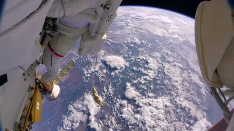 Astronautas pierden un escudo en el espacio por accidente (GoPro 8K).mp4