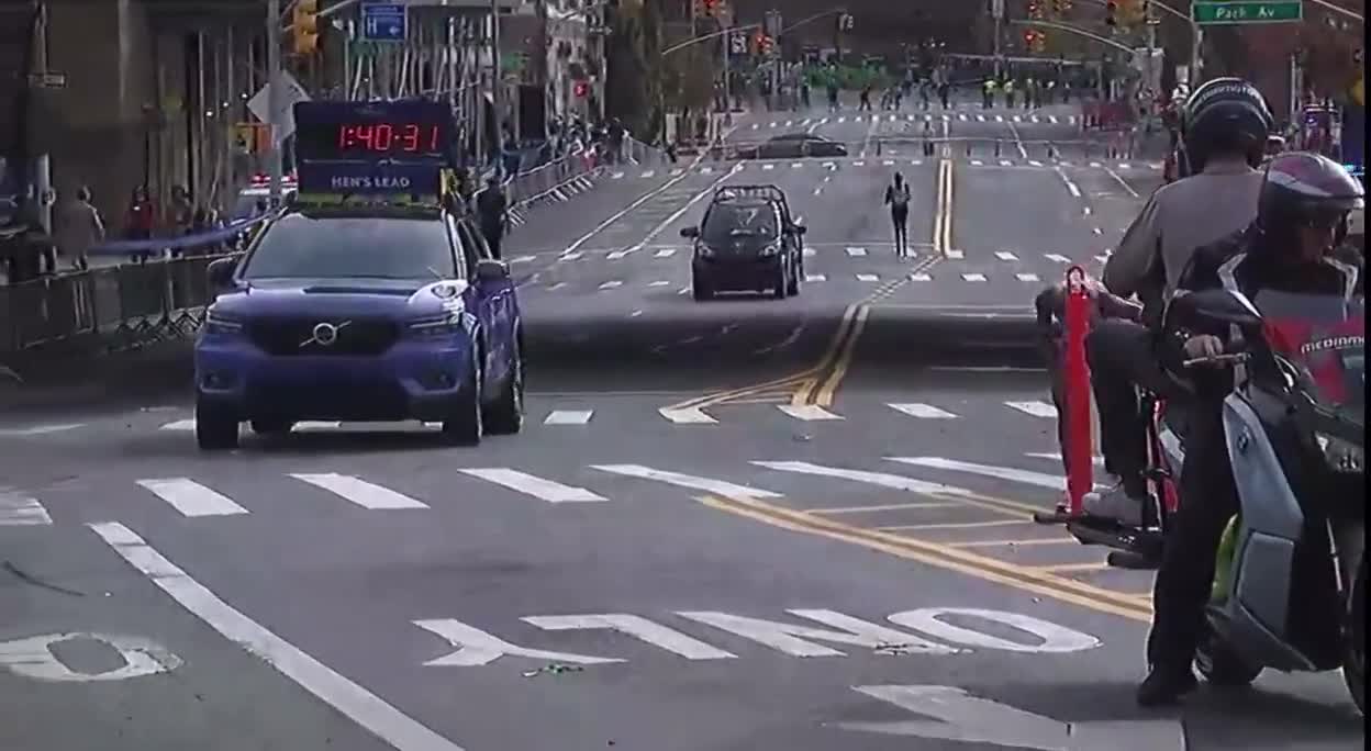 Lead runner Daniel Do Nascimento in New York City marathon collapses 21 miles into the race.