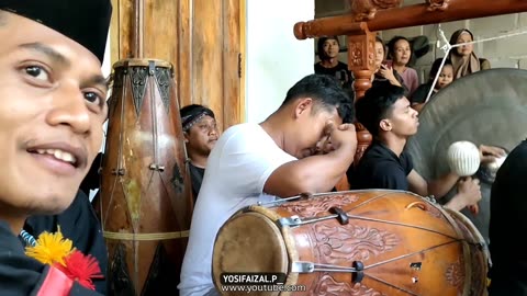 This is a traditional Indonesian musical instrument to accompany a dance called reog Ponorogo