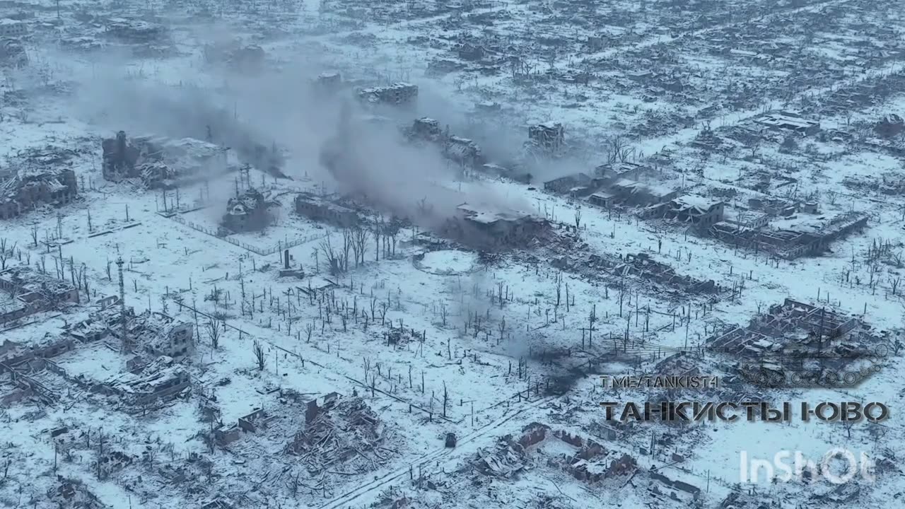 Footage of Russian tankers fighting under cover of an APC