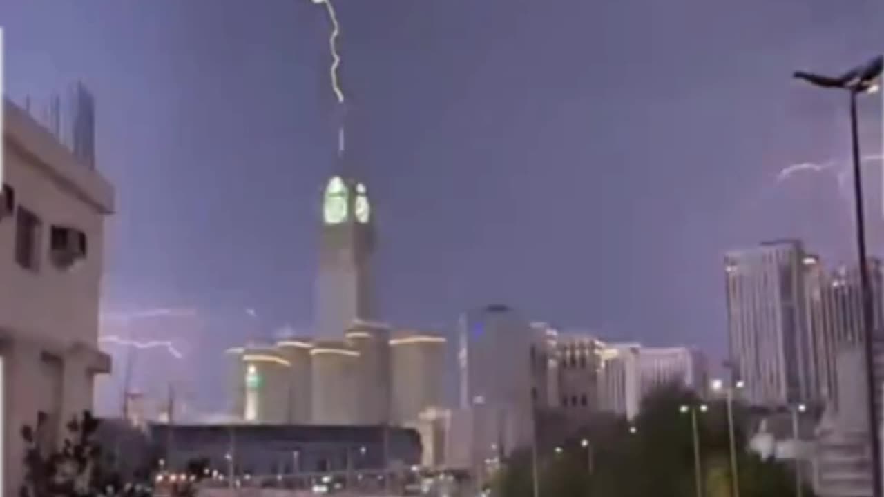 Heaven has fallen on Mecca! People are blown away by the wind, storm and flooding in Saudi Arabia