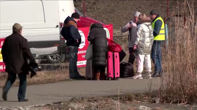 The anxious wait for relatives at Ukraine's border