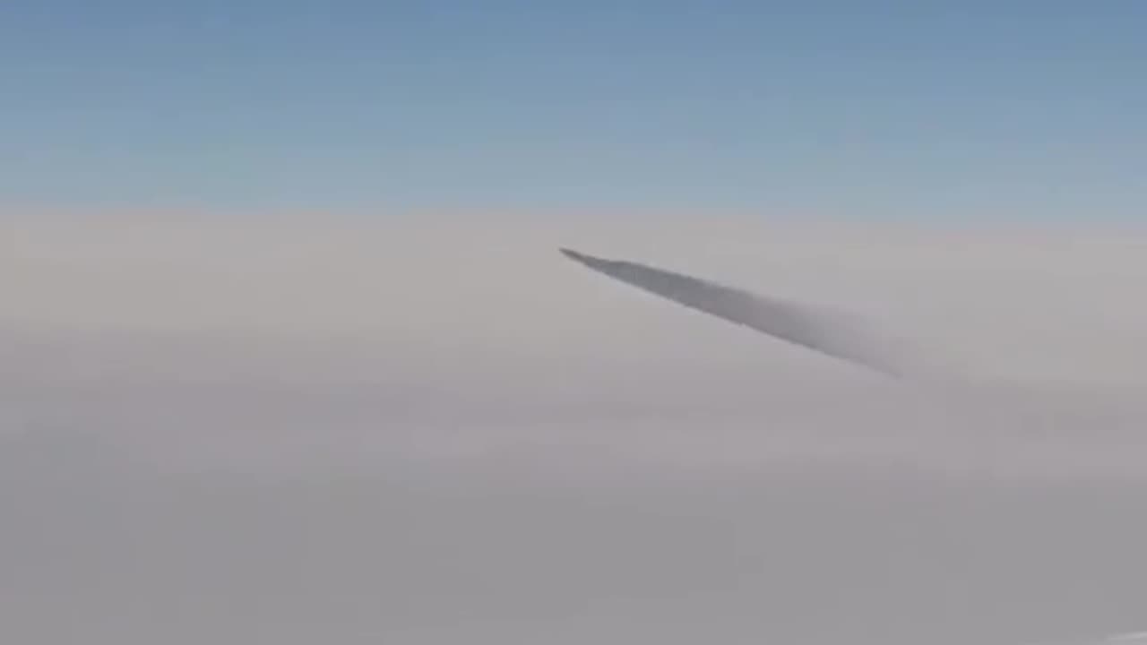 Passengers spot a strange UFO moving in strange ways during their flight