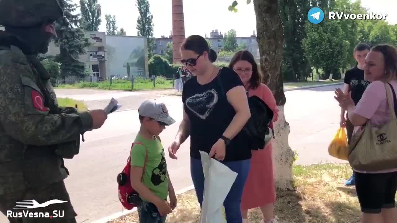 Russian soldiers gave sweets to the youngest residents of liberated places