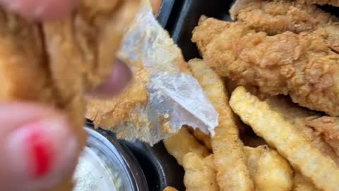 Mom is Served Fried Paper Instead of Fried Chicken