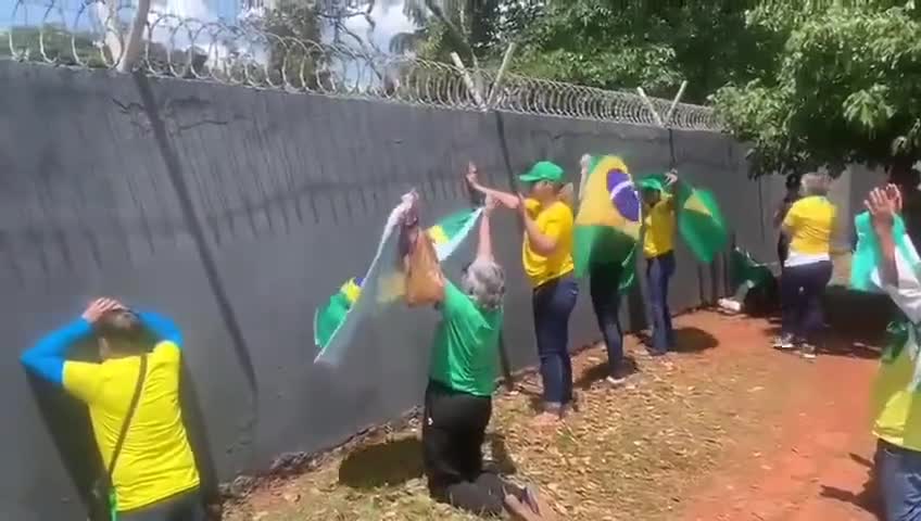 Compartilhe, Ajude Com Amigos e Parentes...