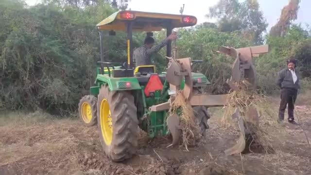 John Deere Tractor // John Deere Tractors // John Deere 5105 // John Deere Tractor With Plow #jd