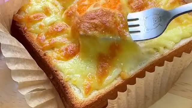 The sun egg toast is crispy on the outside and tender in the inside. It's simple and delicious