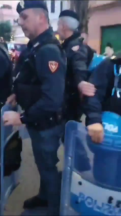 “即時新聞”前義大利衛生部長Roberto Speranza因“故意隱瞞新冠疫苗實驗針劑嚴重副作用”，以方便強制人民接種而被以“謀殺罪”起訴！得知真相的憤怒民眾，讓牠再也不敢走在大街上！