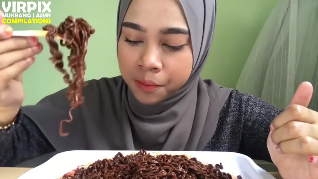 Indonesian and Malaysian Mukbangers Try GHOST PEPPER