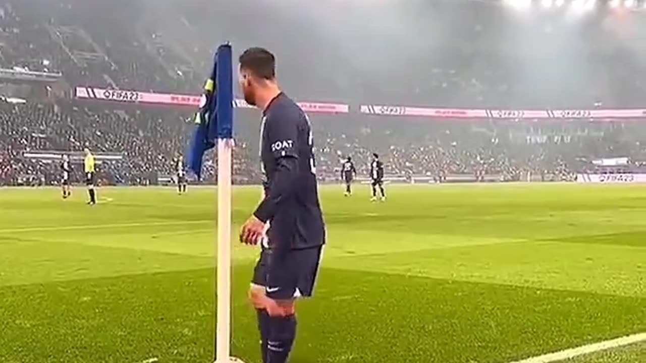 PSG fans started chanting "Cristiano Ronaldo" when Messi went to take the corner