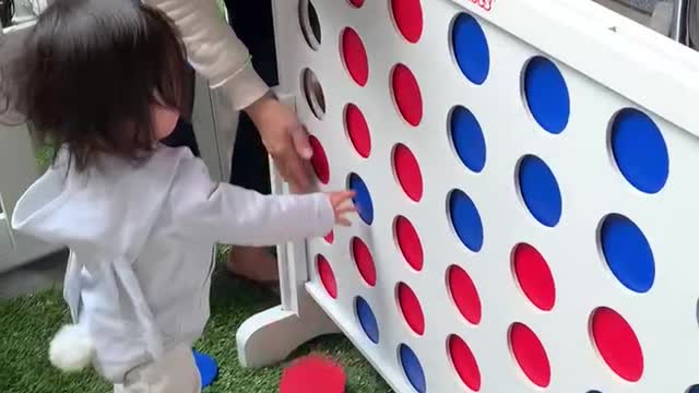 Alice in wonderland: connect 4, blue for the block