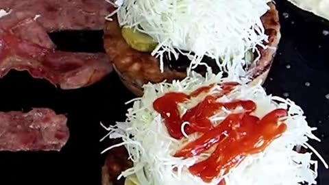 베이컨 치즈 계란 후라이 햄버거 / Bacon cheese fried egg burger